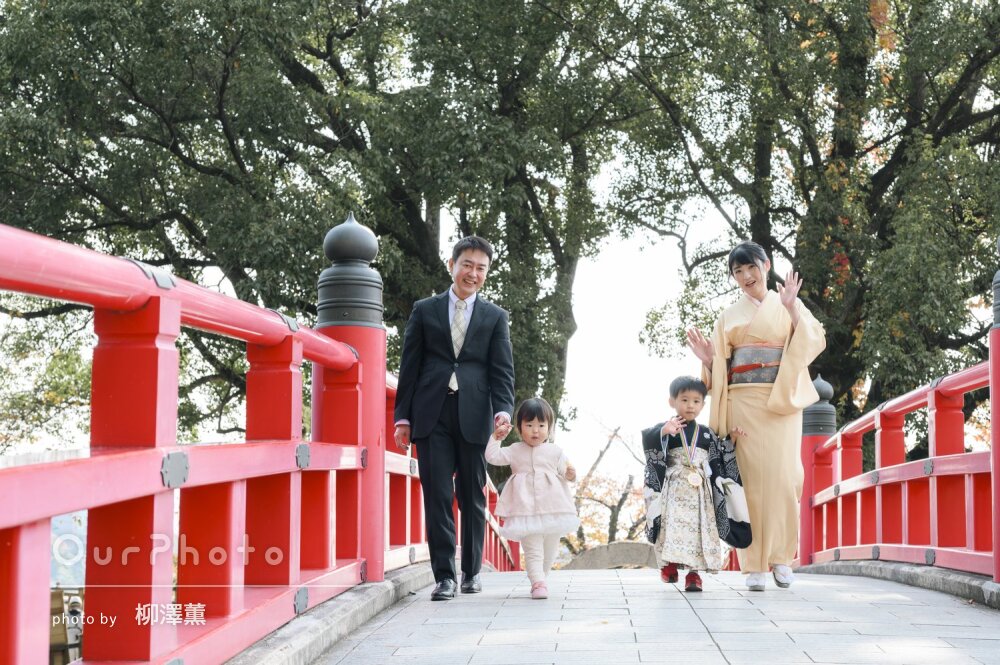 「満面の笑み」赤い橋に和装が映える素敵な男の子の七五三の撮影