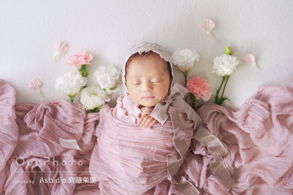 「数パターン撮って」リボンとお花でゴージャスニューボーンフォトの撮影