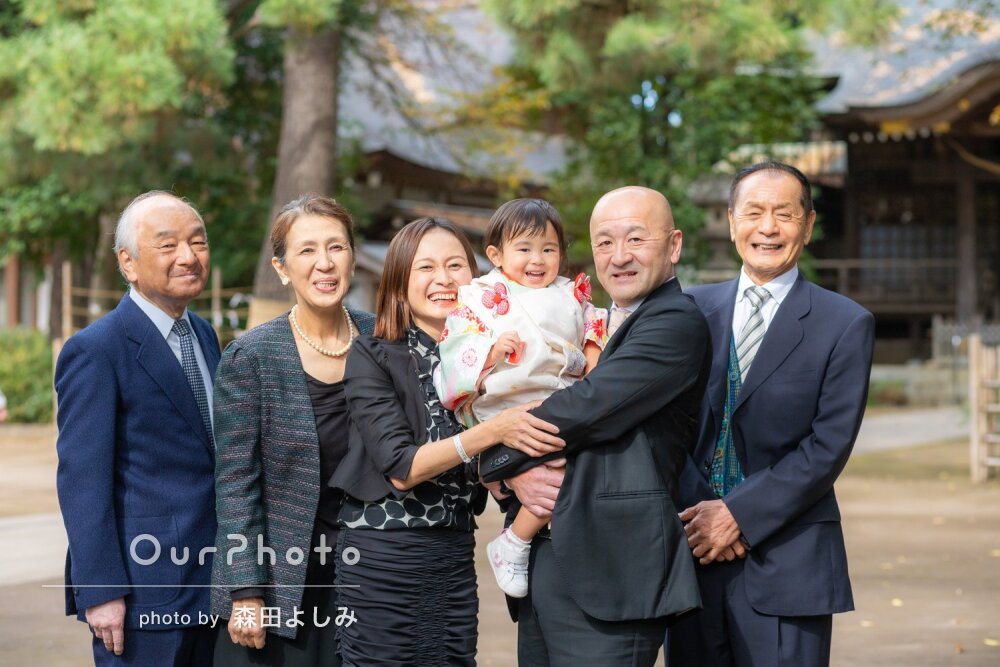 「たくさんの笑顔の写真」柔らかな色合いの着物で女の子の七五三の撮影