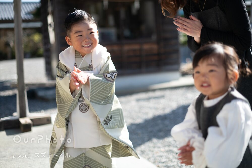 「どれも素敵」明るい色の和装で笑顔あふれる男の子の七五三の撮影