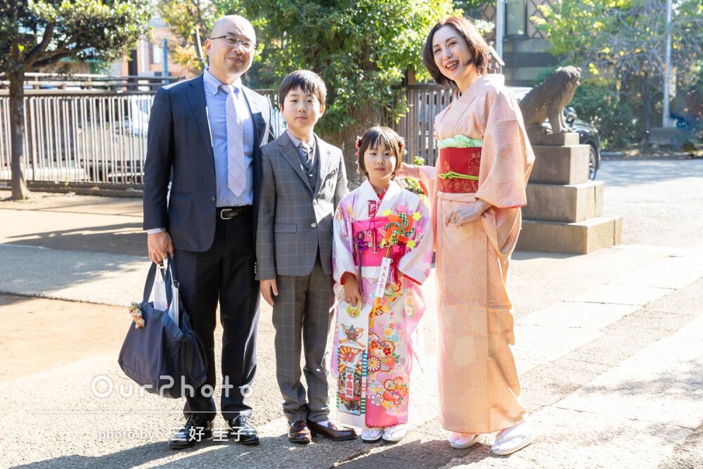 「幸せそうな家族写真」神社に映えるピンクの和装！女の子の七五三の撮影