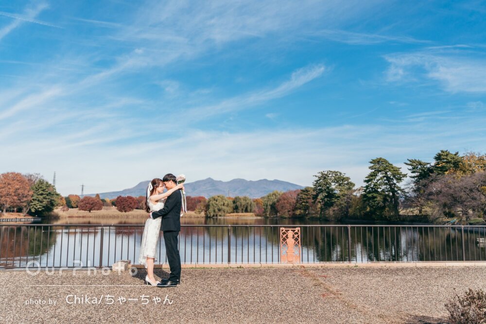爽やかな秋晴れにお二人が映える！紅葉の公園でウエディングフォトの撮影