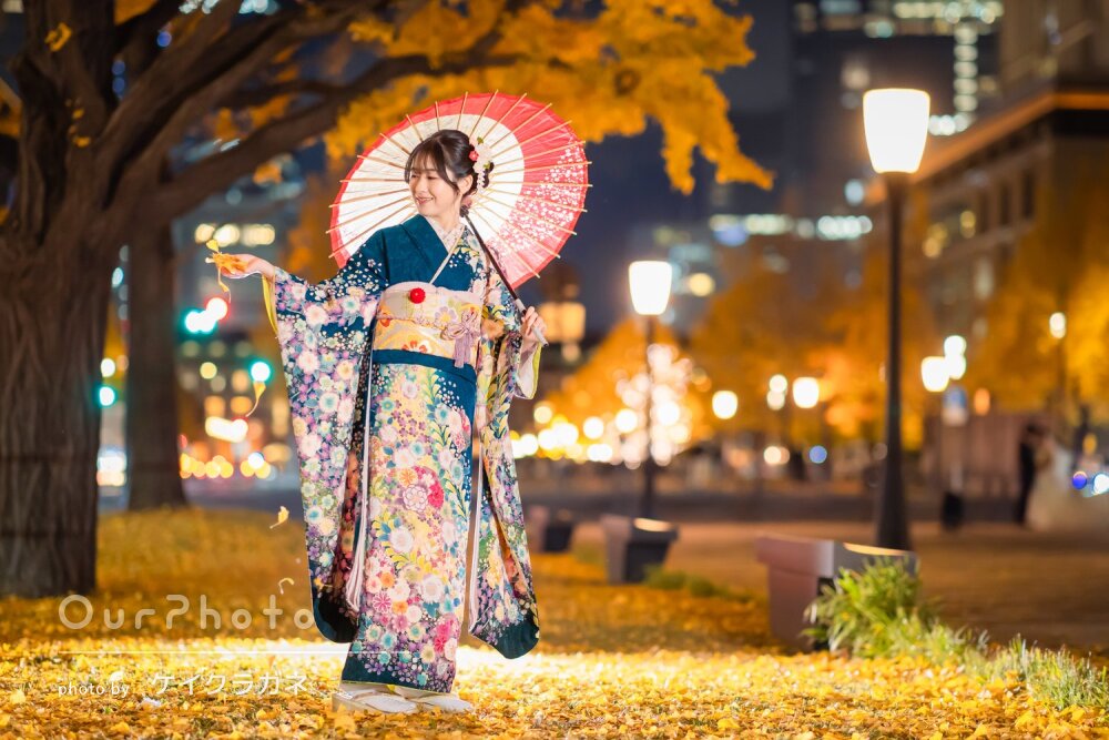 「20歳の大切な記念」美しい銀杏と夜景に映える振袖姿の成人式の撮影