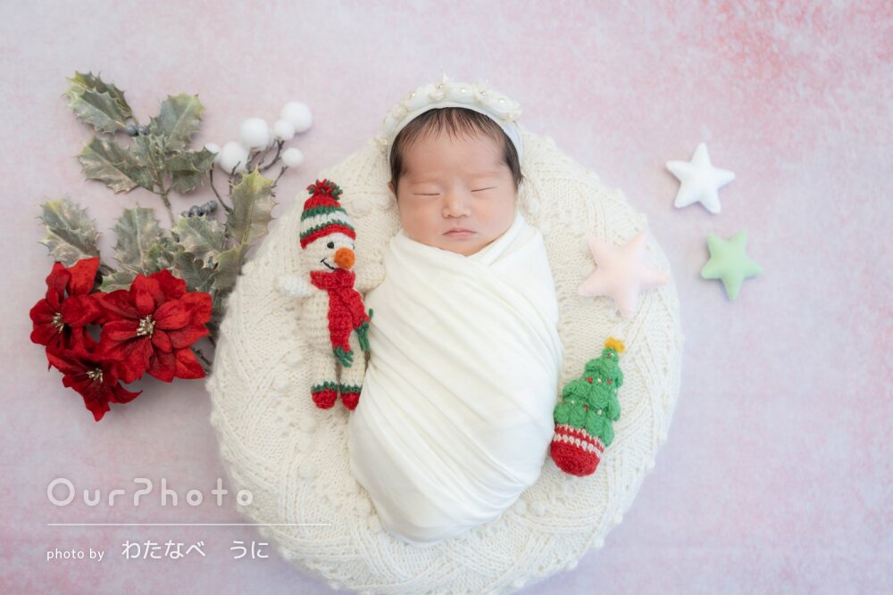 「大満足」自宅でクリスマス小物と白コーデのニューボーンフォトの撮影