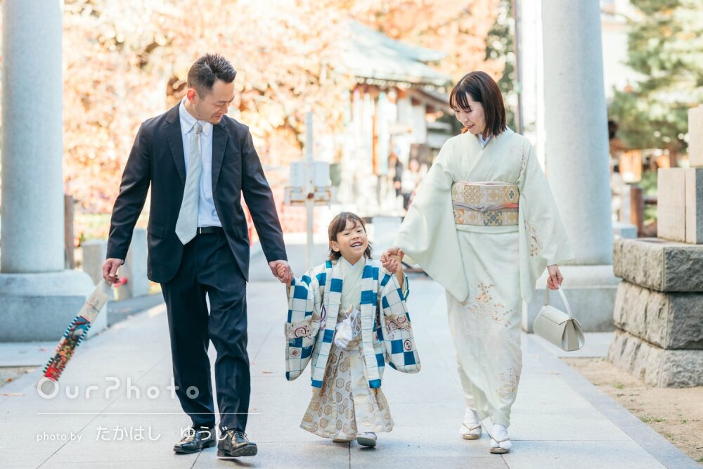 「いつも通りの笑顔」可愛い表情がいっぱい！紅葉を背に5歳七五三の撮影