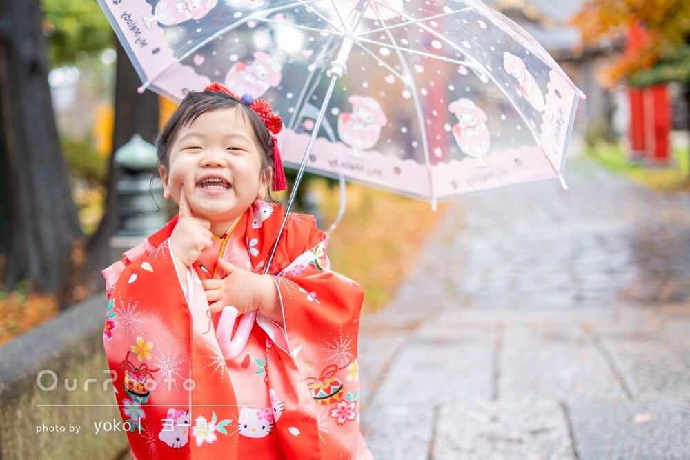 「写真が綺麗」紅葉美しい神社で愛らしい和装の3歳女の子の七五三の撮影
