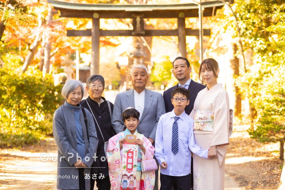 「写真の紅葉が素晴らしく」色彩豊かな神社で女の子の七五三の撮影