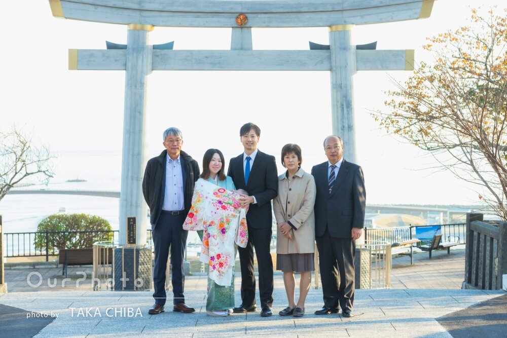 「希望に沿って撮っていただき」鳥居を背景に3世代でお宮参りの撮影