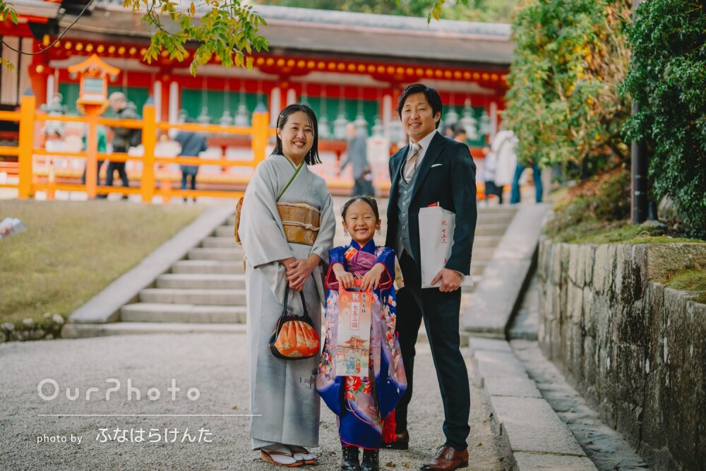 「娘の自然な笑顔を」鮮やかな青地の着物がお似合い！7歳の七五三の撮影