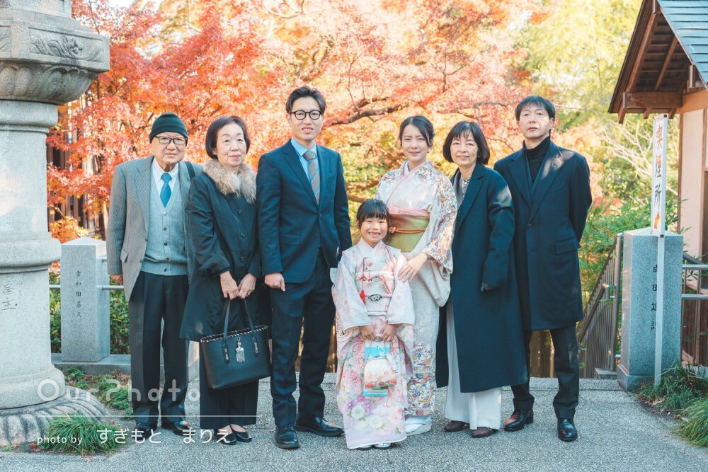 「ナチュラルな写真」紅葉に映える和装が美しい女の子の七五三の撮影