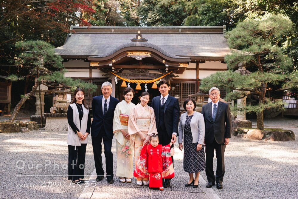 「自然な笑顔をたくさん」紅い晴れ着姿が愛らしい女の子の七五三の撮影