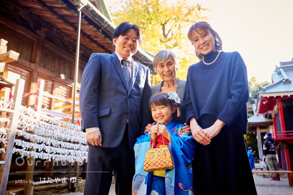 「終始笑顔」紅葉美しい神社に映える青い和装！女の子の七五三の撮影