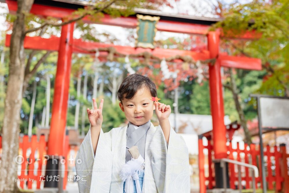 「和やかな雰囲気」リピーター様！神社で白の和装の男の子の七五三の撮影