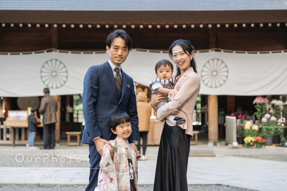 「自然体を撮って」紅葉美しい神社に白の羽織袴姿が映える七五三の撮影