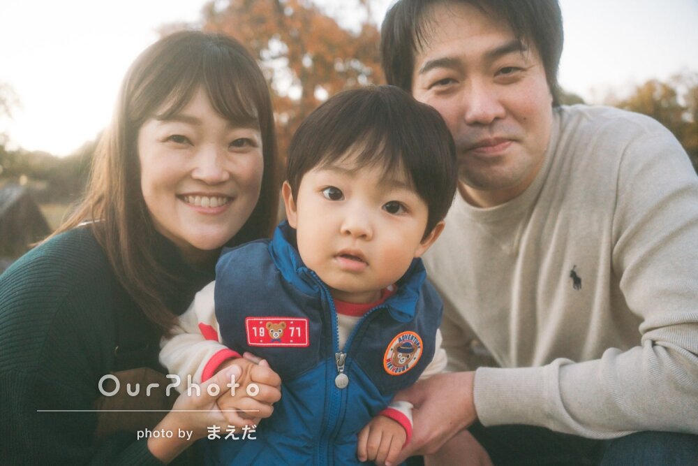 「温かな雰囲気」夕陽と紅葉美しい公園で仲良く笑顔の家族写真の撮影