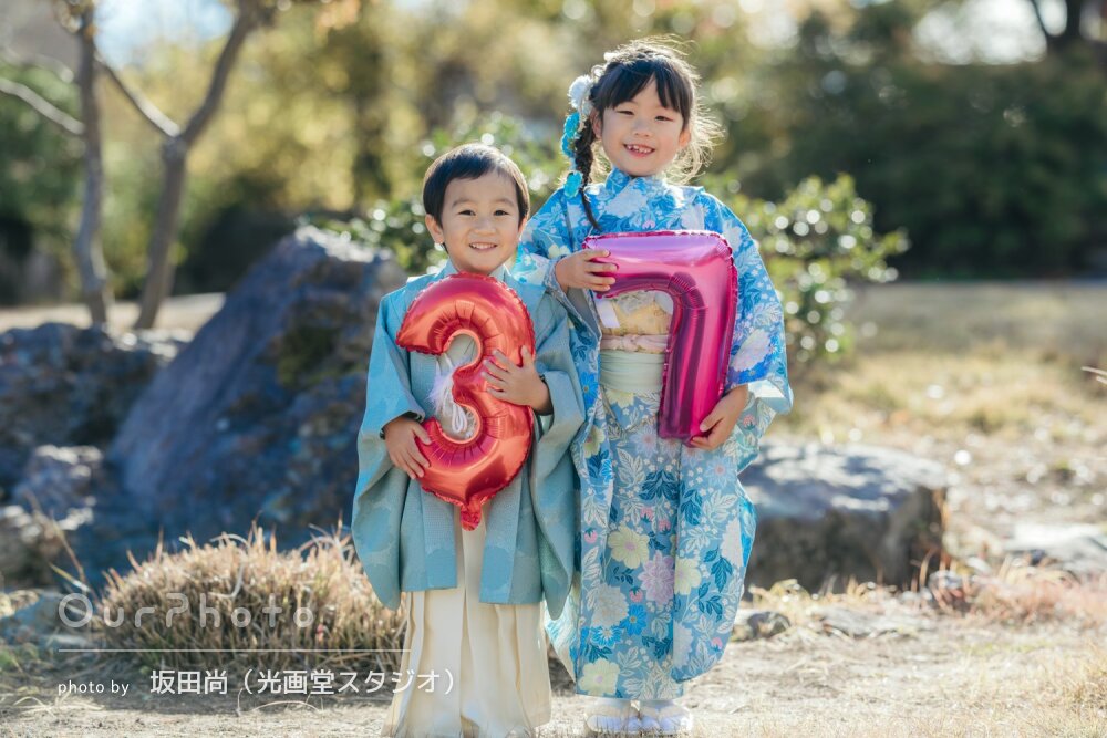 鮮やかな青系の晴れ着でおしゃれな姉弟コーデ！7歳と3歳の七五三の撮影