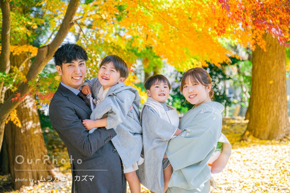 「可愛い姿を沢山おさめて」紅葉に映える和装の兄弟！笑顔で七五三の撮影