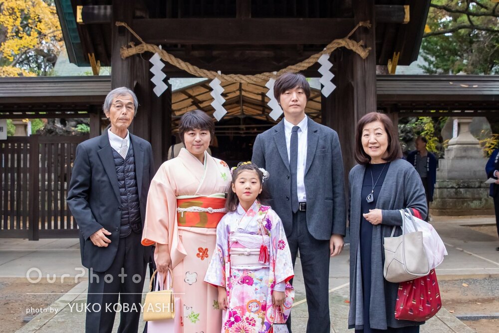 秋らしい境内に親子の和服姿が映える！三世代で女の子の七五三の撮影