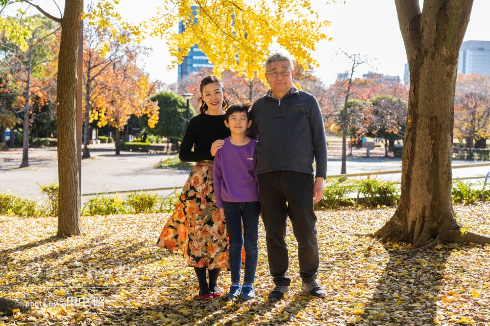 「撮影場所を考えてくださって」秋いっぱいの公園で温かな家族写真の撮影