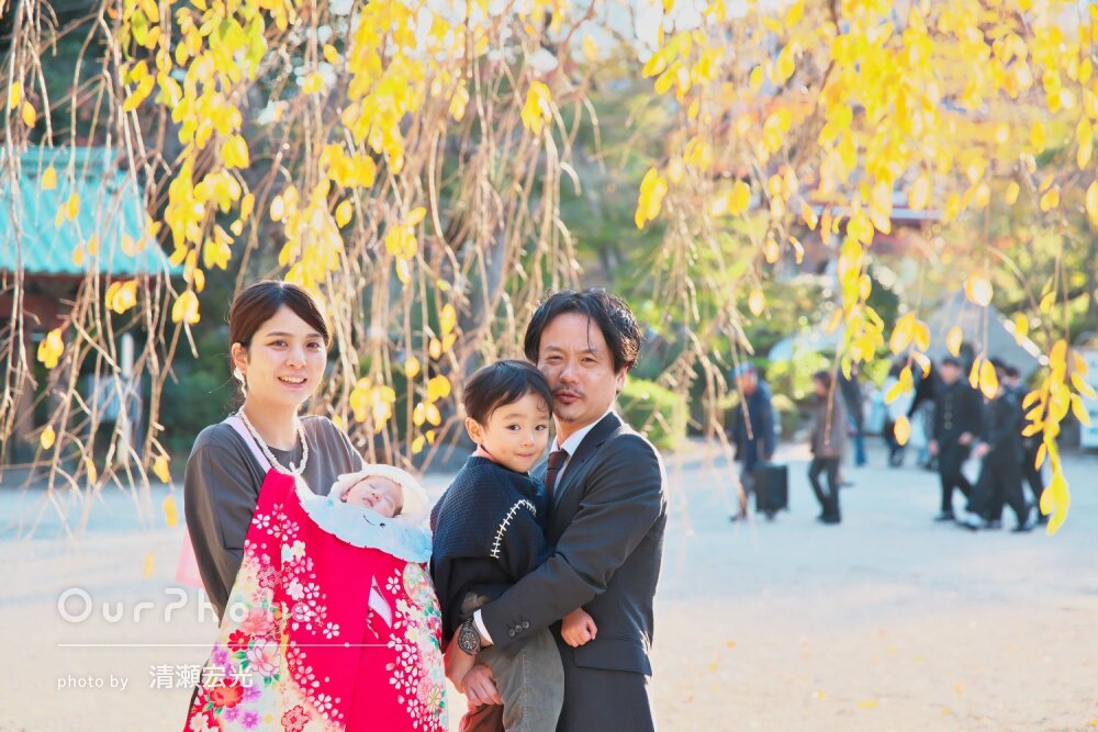 「優しく丁寧にご対応」色鮮やかな黄葉をバックに和やかなお宮参りの撮影