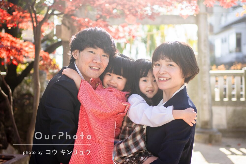 「大満足」紅葉美しい神社で愛らしい表情の和装の女の子の七五三の撮影