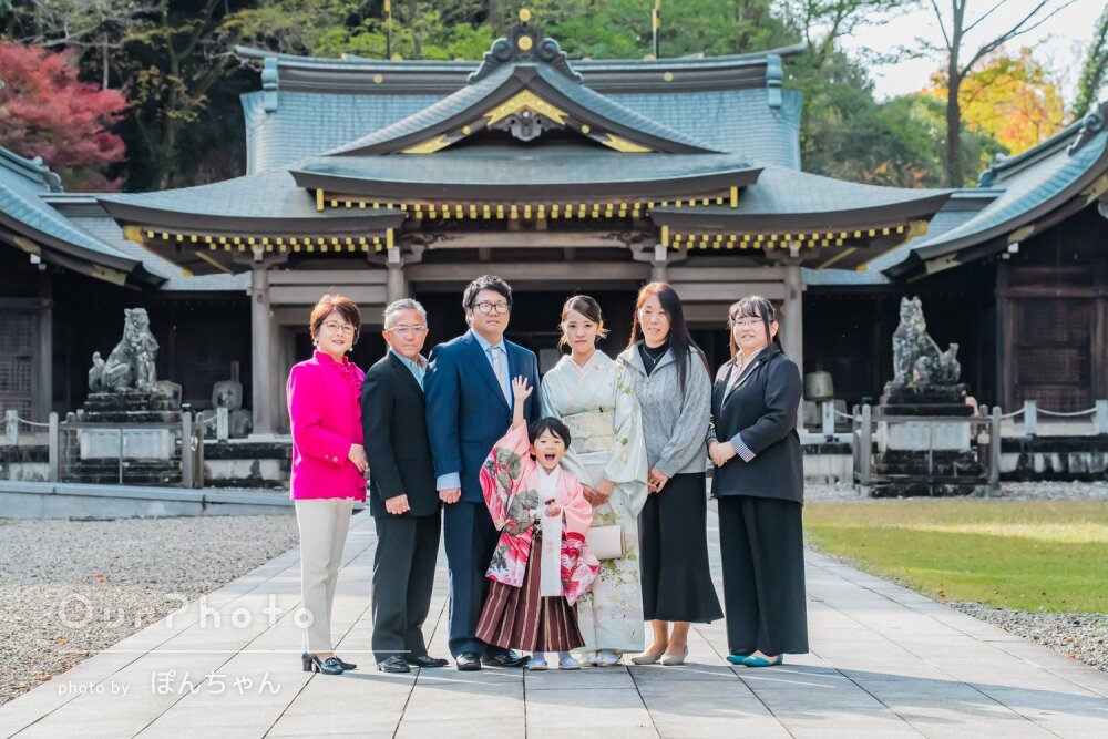 おじいちゃんおばあちゃんも一緒に笑顔で5歳の男の子の七五三の撮影