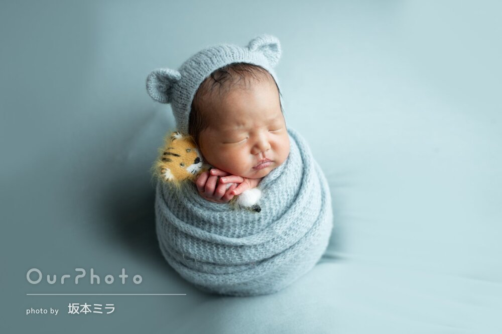 「驚くほど寝かせつけが上手」安心してお任せ！ニューボーンフォトの撮影