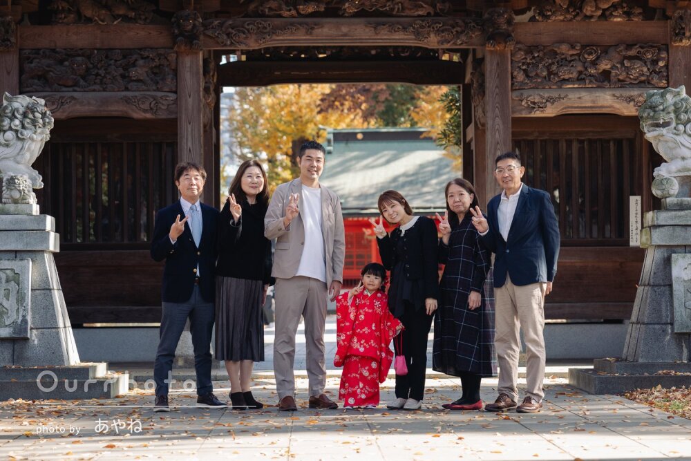 「祖父母共々大満足」鮮やかな晴れ着姿が境内に映えて可愛い七五三の撮影