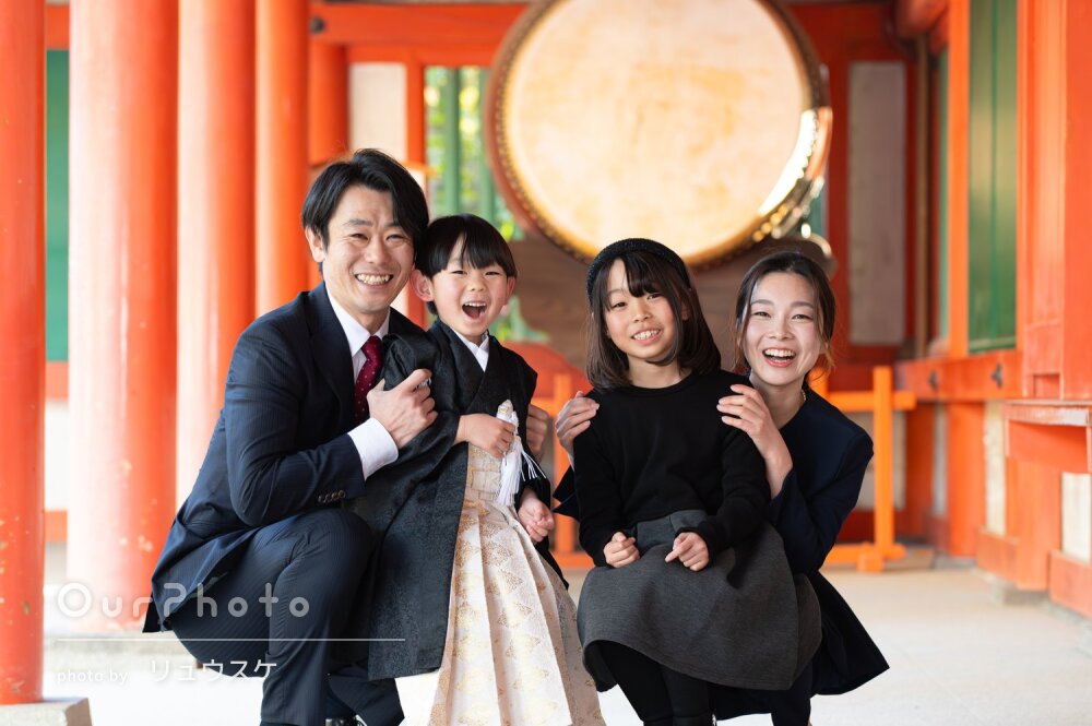 「楽しく撮影」表情豊かな和装の男の子！緑豊かな神社で七五三の撮影