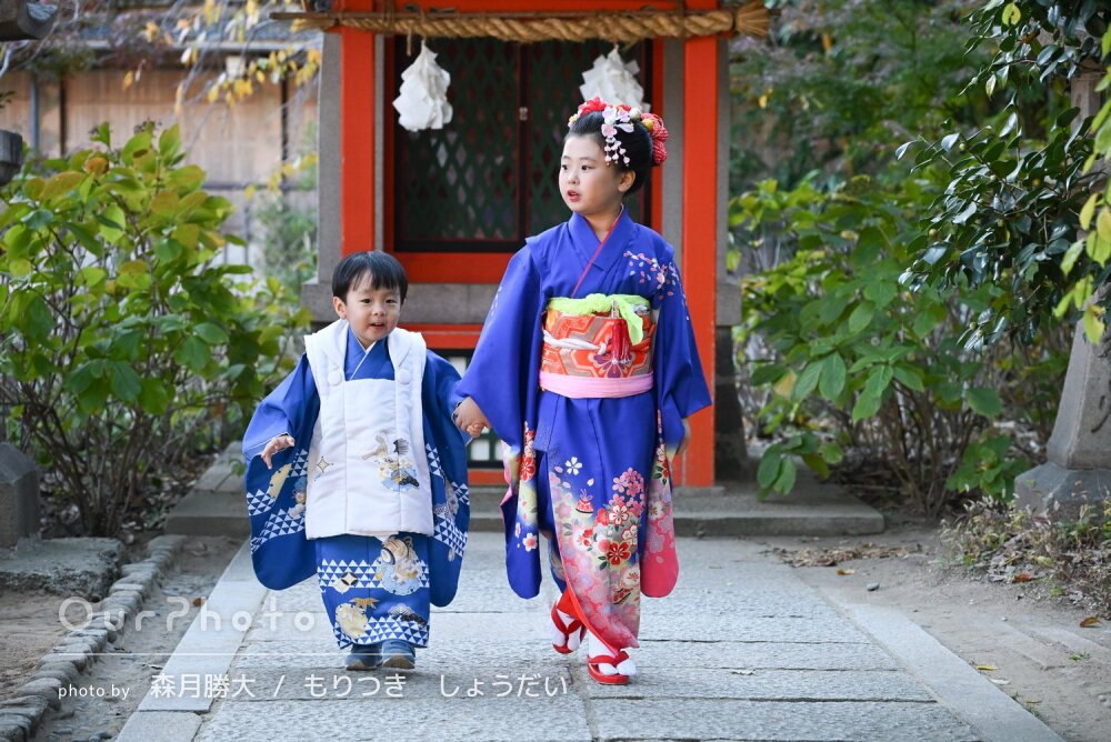 「一瞬のチャンスを逃さず」青地の晴れ着で揃えた姉と弟の七五三の撮影