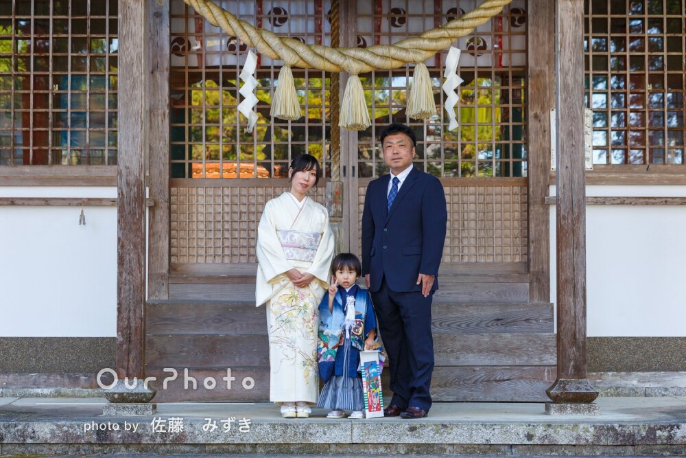 「良い瞬間の写真をたくさん」境内を背に晴れ着姿がカッコイイ七五三撮影