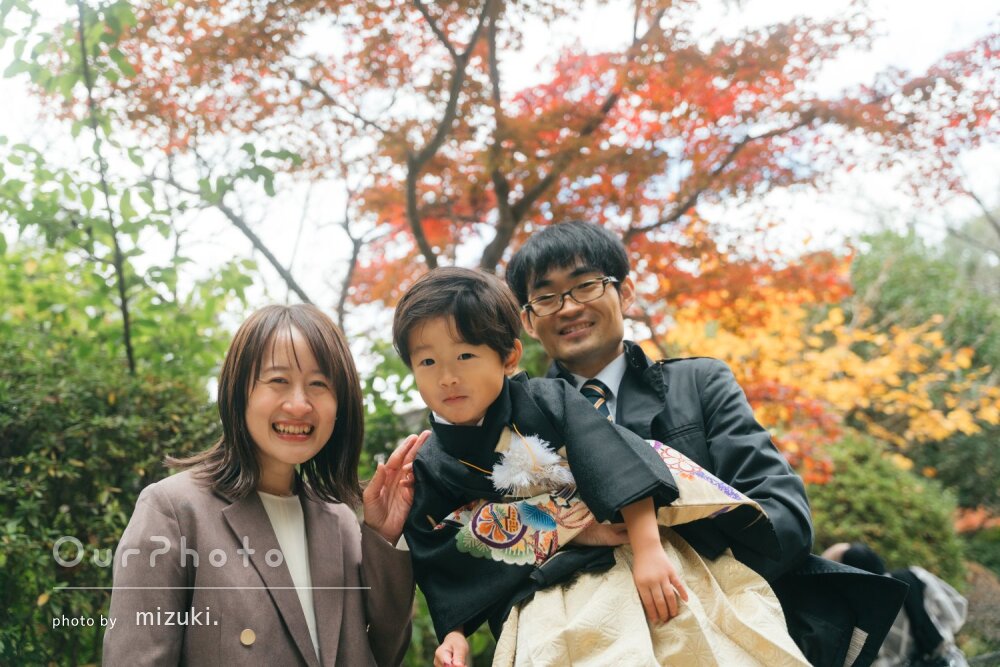 「ロケーションを活かした素敵な写真」紅葉を背景に男の子の七五三撮影
