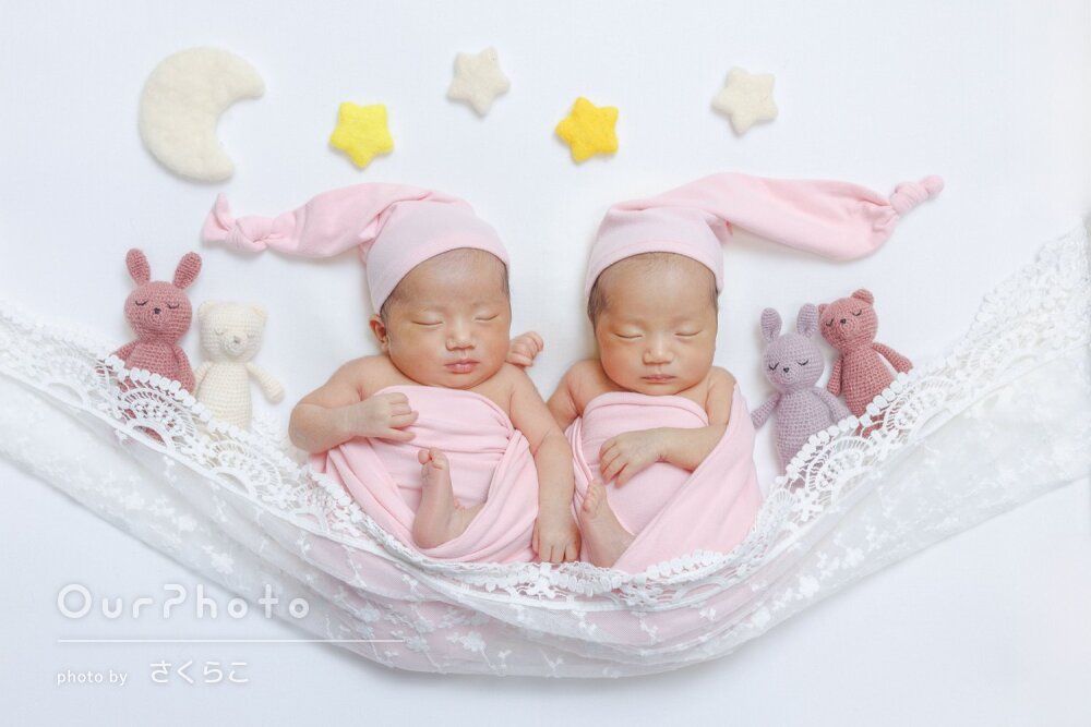 「楽しかったです」小物たくさん双子の赤ちゃんのニューボーンフォト撮影