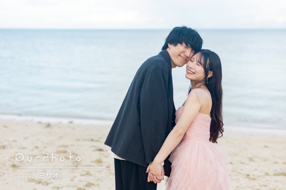 「素敵な写真」美しいビーチで幸せ溢れる笑顔のウェディングフォトの撮影