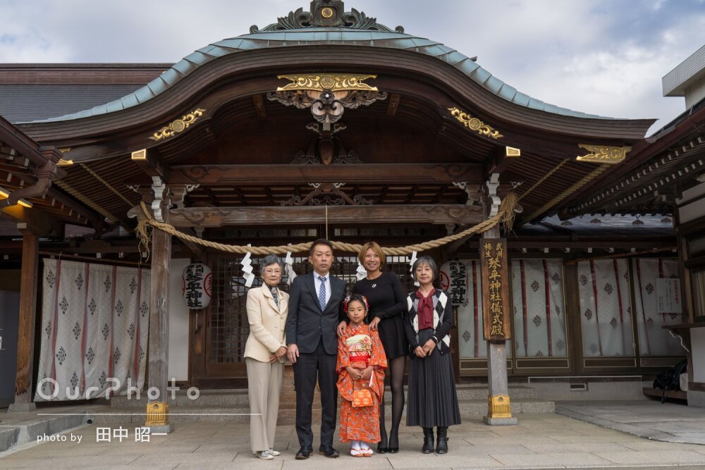「素敵な写真をたくさん」趣ある社殿を背景に橙色の晴れ着で七五三の撮影