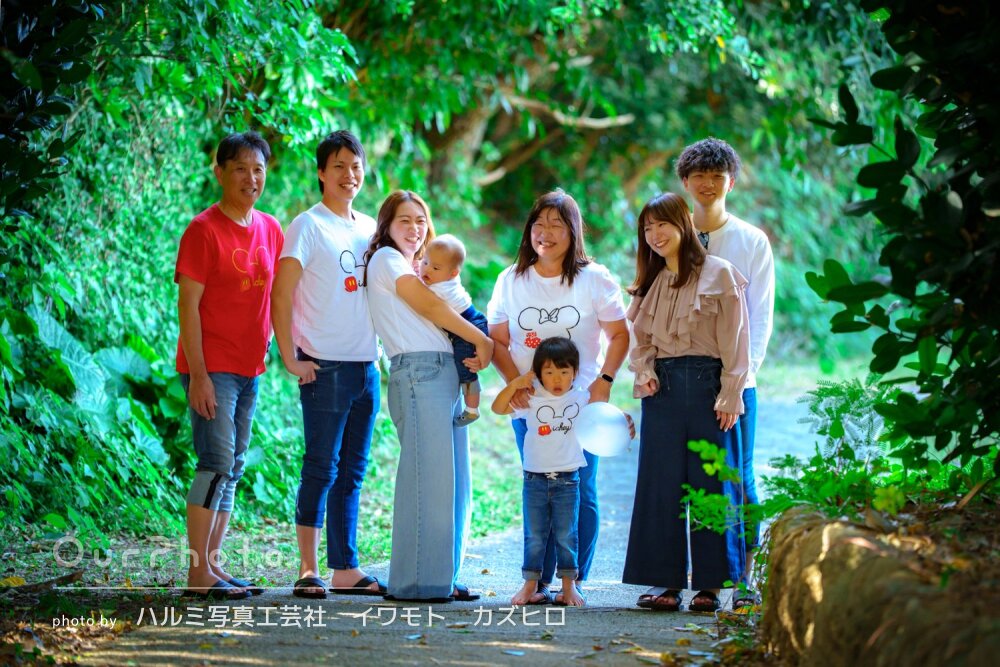 「素敵な写真」美しい青い海にリンクコーデで仲良く家族写真の撮影