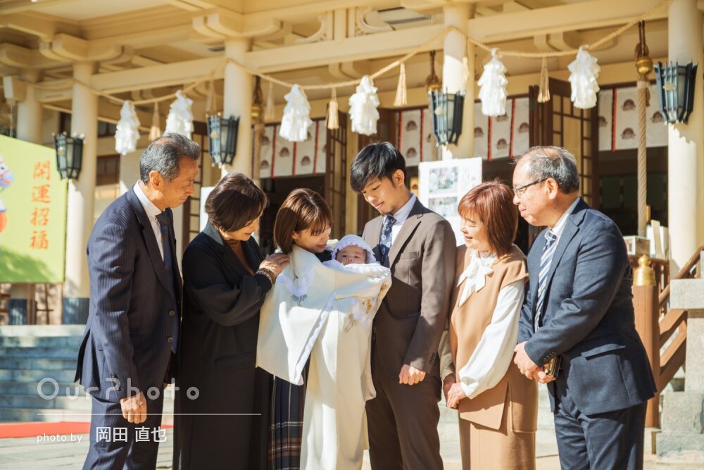 「楽しくいい思い出」紅葉美しい神社で祖父母も一緒にお宮参りの撮影