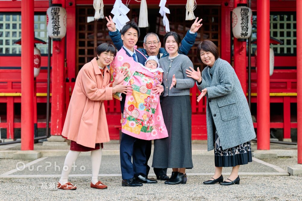 「自然と笑っている写真」神社で祖父母も一緒に女の子のお宮参りの撮影