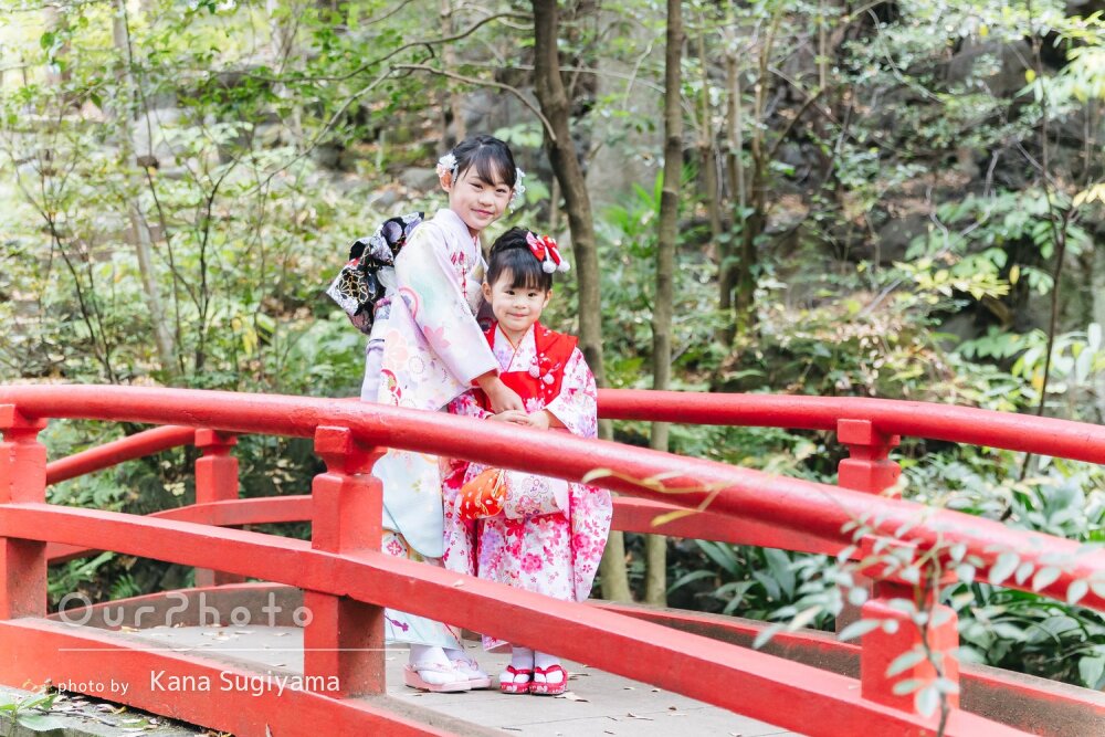 「笑顔を引き出して」愛らしい和装の姉妹！銀杏美しい神社で七五三の撮影
