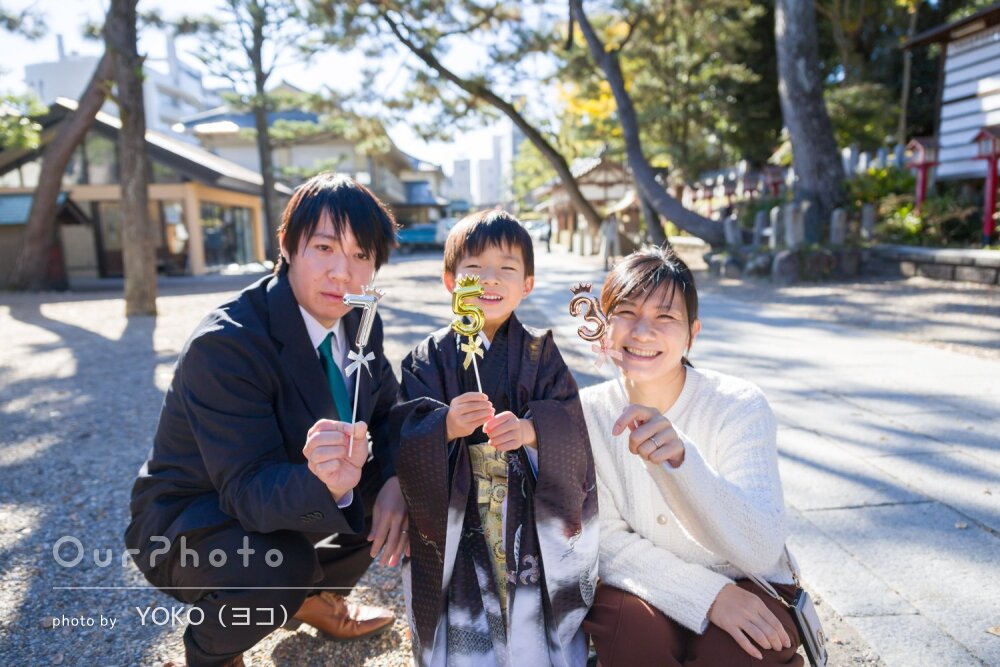 「リラックスして」神社で黒い和装の男の子！自然体な七五三の撮影
