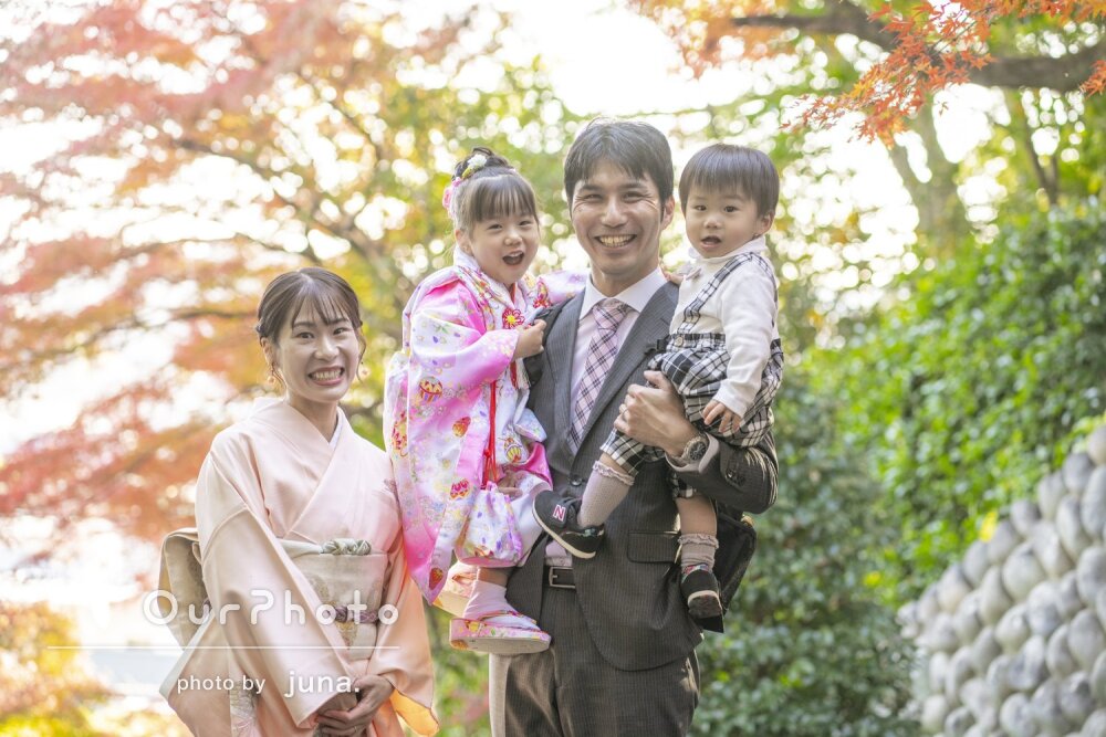 「段々と笑顔に」紅葉の下で可愛らしい笑顔が印象的な3歳の七五三の撮影