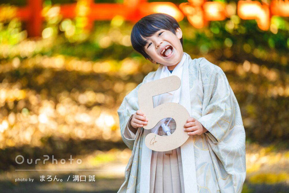 「和やかに楽しく」境内の美しい風景に羽織袴姿が映える5歳七五三の撮影