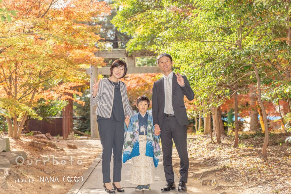 「家族3人の自然な笑顔を」秋色の境内に青地の羽織が映える七五三の撮影