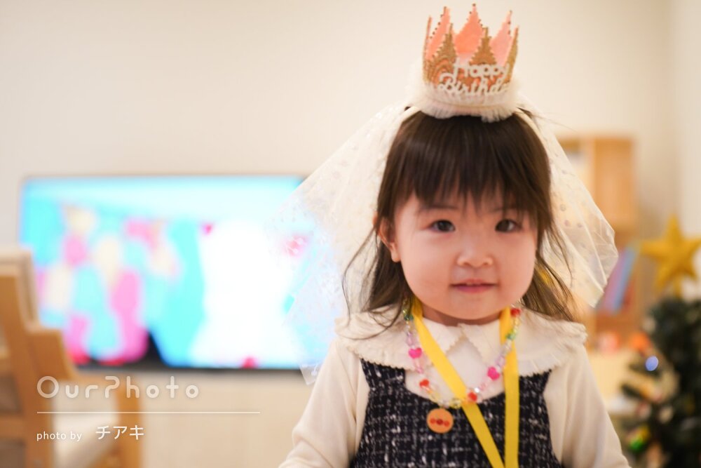 「終始ニコニコ」ご自宅でリラックスしながら2歳バースデーフォトの撮影