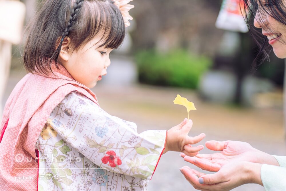 「自然体な姿やふとした表情がたくさん」ママも和装で温かな七五三の撮影