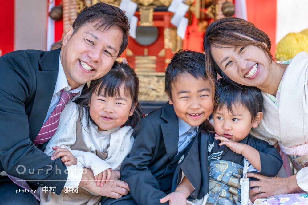 「素敵な写真」表情豊かな兄弟！神社で和装の3歳男の子の七五三の撮影