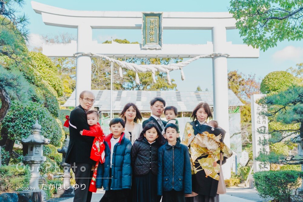 「なかなかみれない全員集合した写真」大家族の和やかなお宮参りの撮影