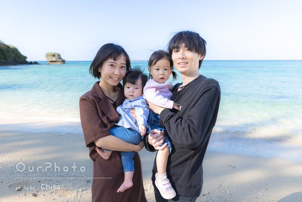 「素敵な思い出に」澄んだ青い海を背景に楽しげな雰囲気で家族写真の撮影