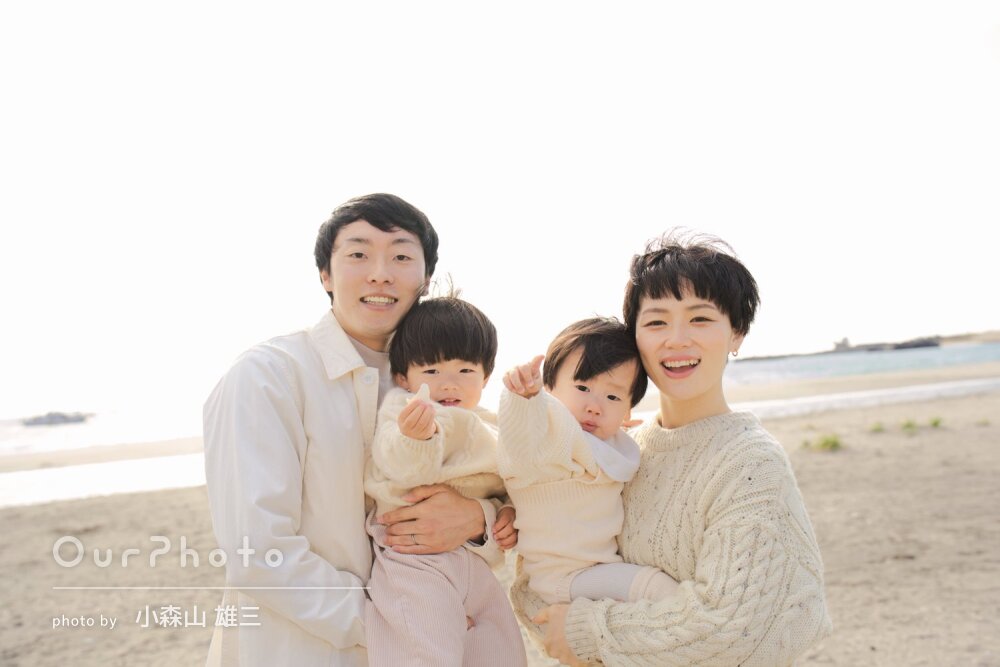 「とても良い思い出」仲良く白コーデで揃えて！海辺で家族写真の撮影