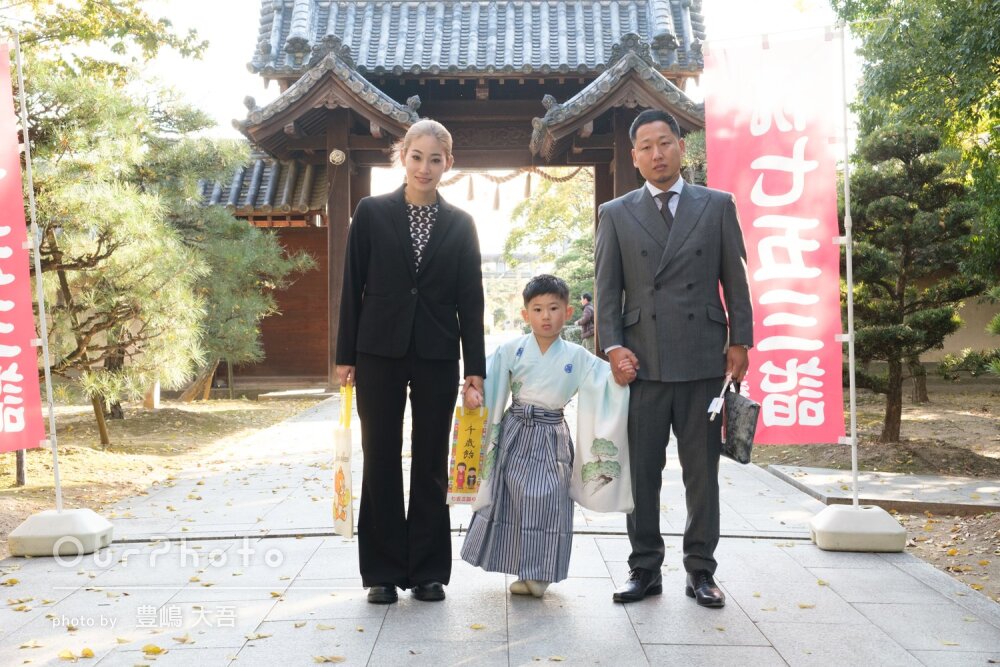 爽やかな色の和装の男の子！緑豊かな神社で凛とした表情の七五三の撮影